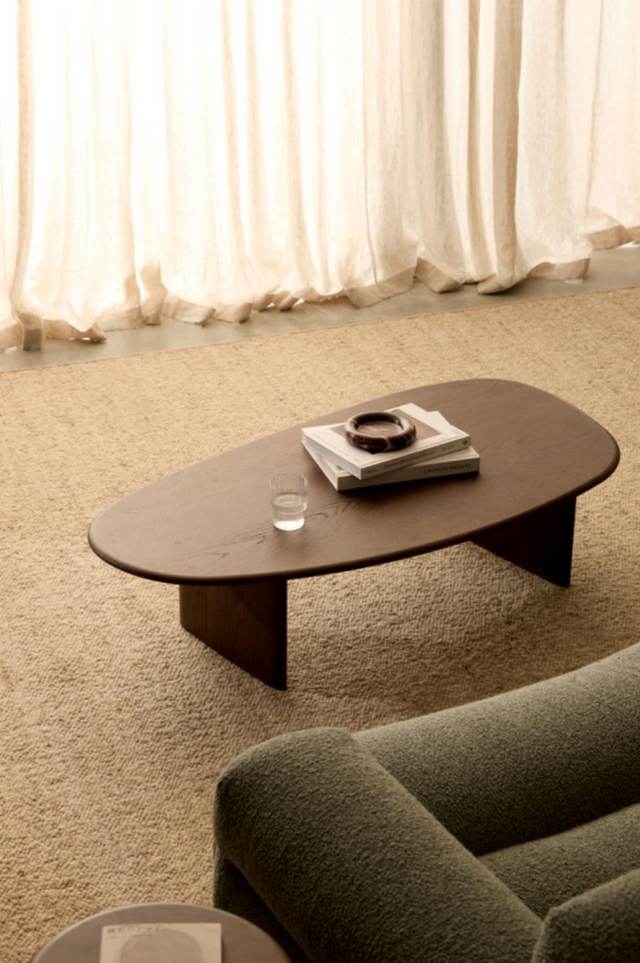 Table basse en bois sur un tapis